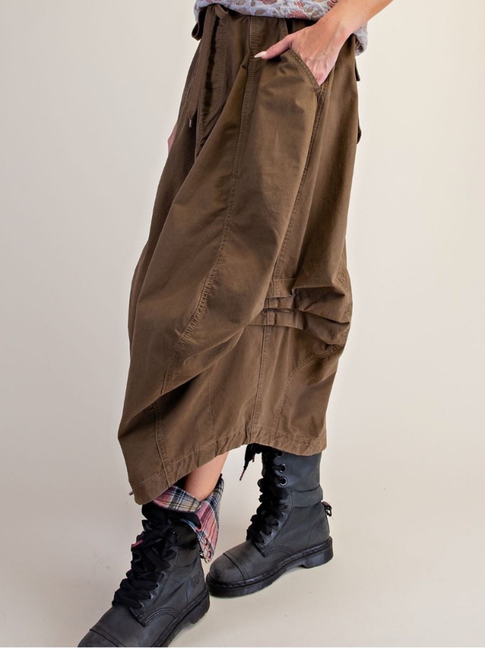 Easel Washed Cotton Parachute Cargo Ruched Maxi/Midi Skirt in Olive